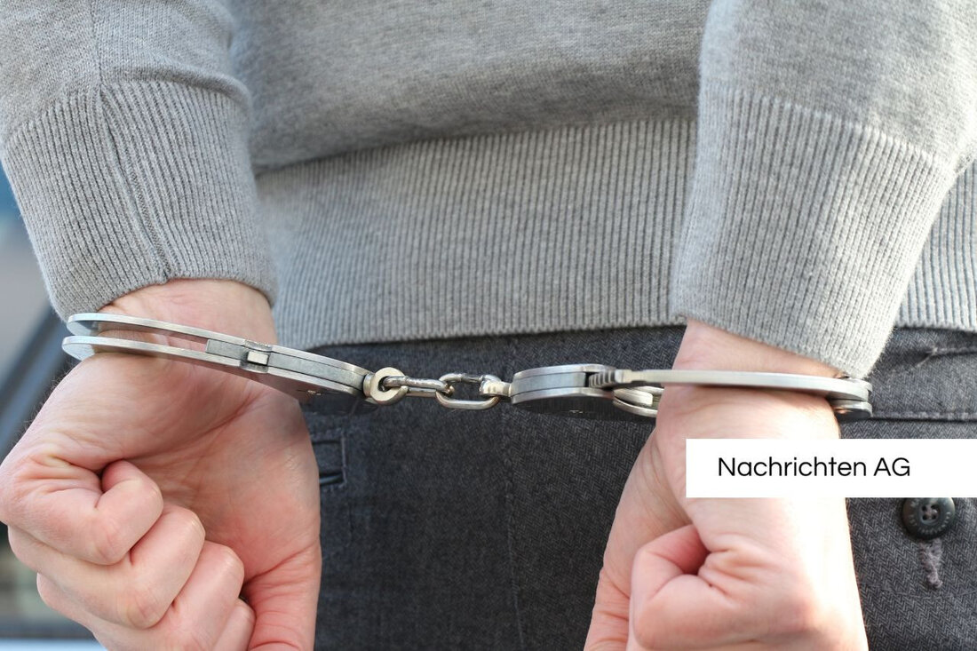 Im Prozess um mutmaßliche Fluchthelfer wurde die Berufung zurückgezogen; das Urteil zu zweieinhalb Jahren Haft bleibt bestehen.